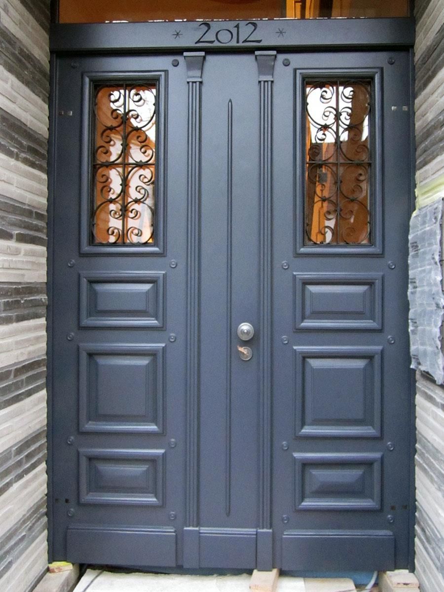 Eine Tür mit der Nummer 2012 darauf