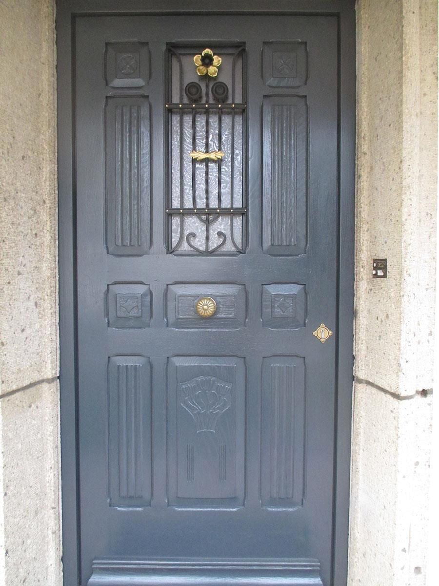 Eine schwarze Tür mit einer goldenen Blume darauf