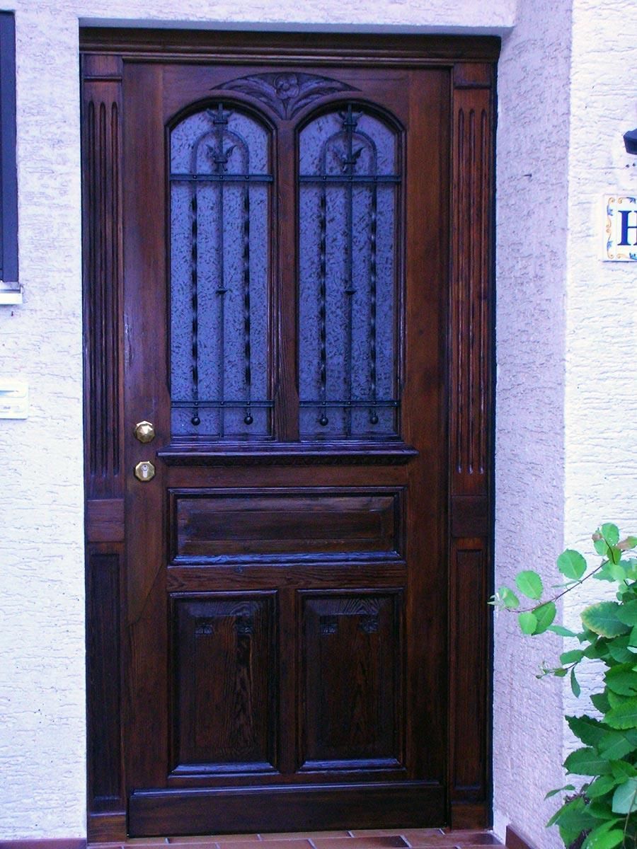 Eine Holztür mit dem Buchstaben e darauf