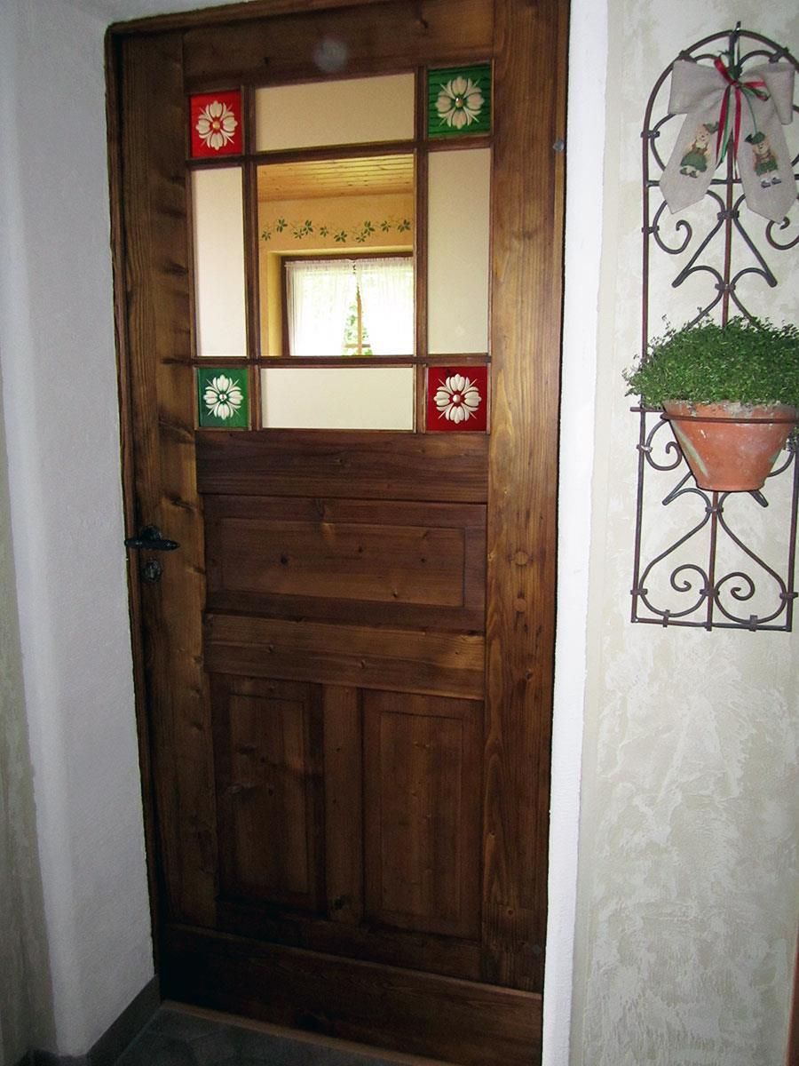 Eine Holztür mit aufgemalten Blumen