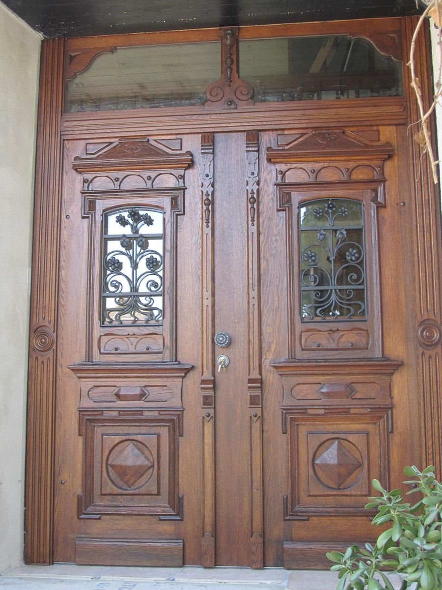 Eine Holztür mit einem schmiedeeisernen Design darauf