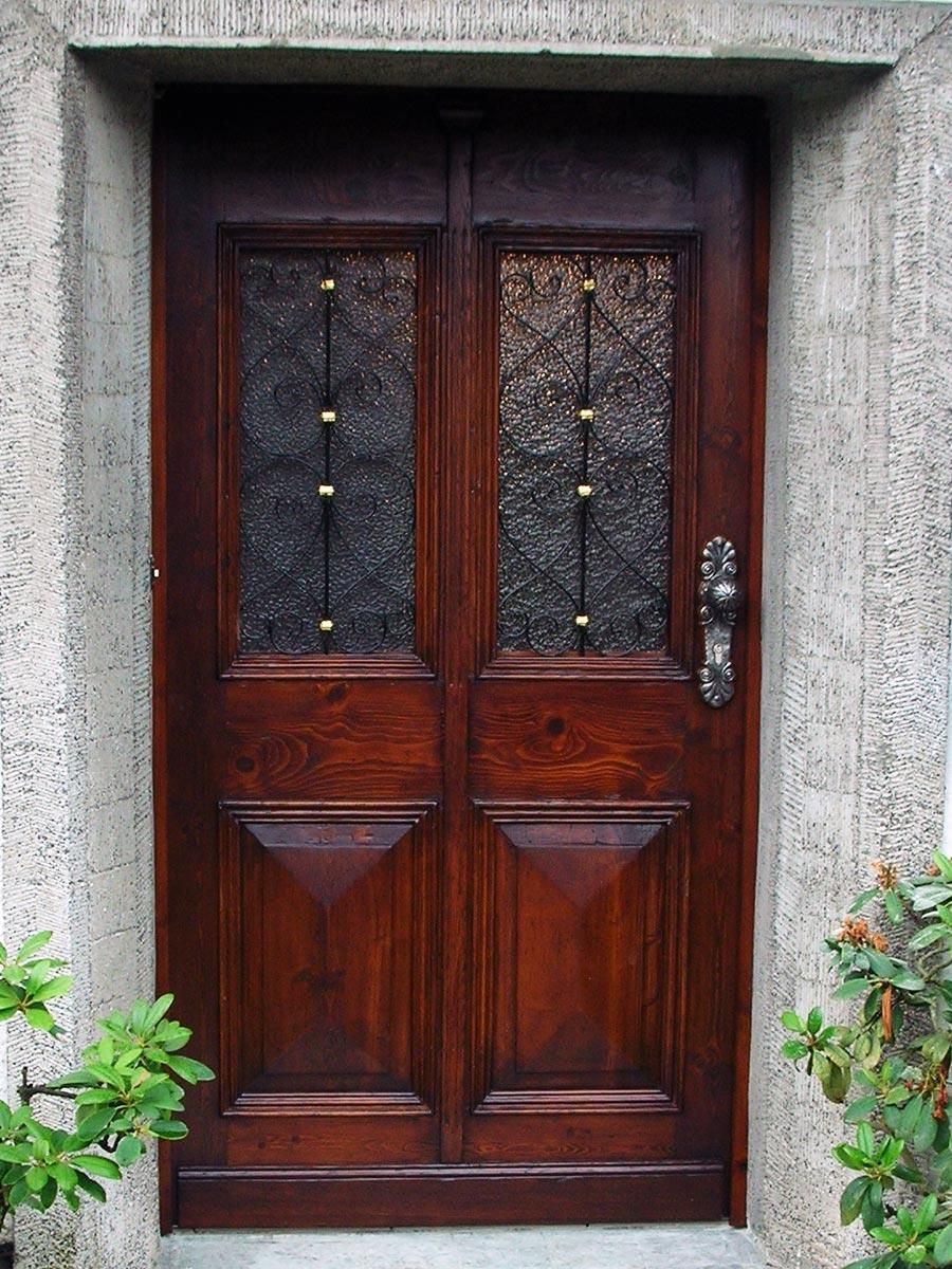 Eine Holztür mit einer grauen Wand dahinter