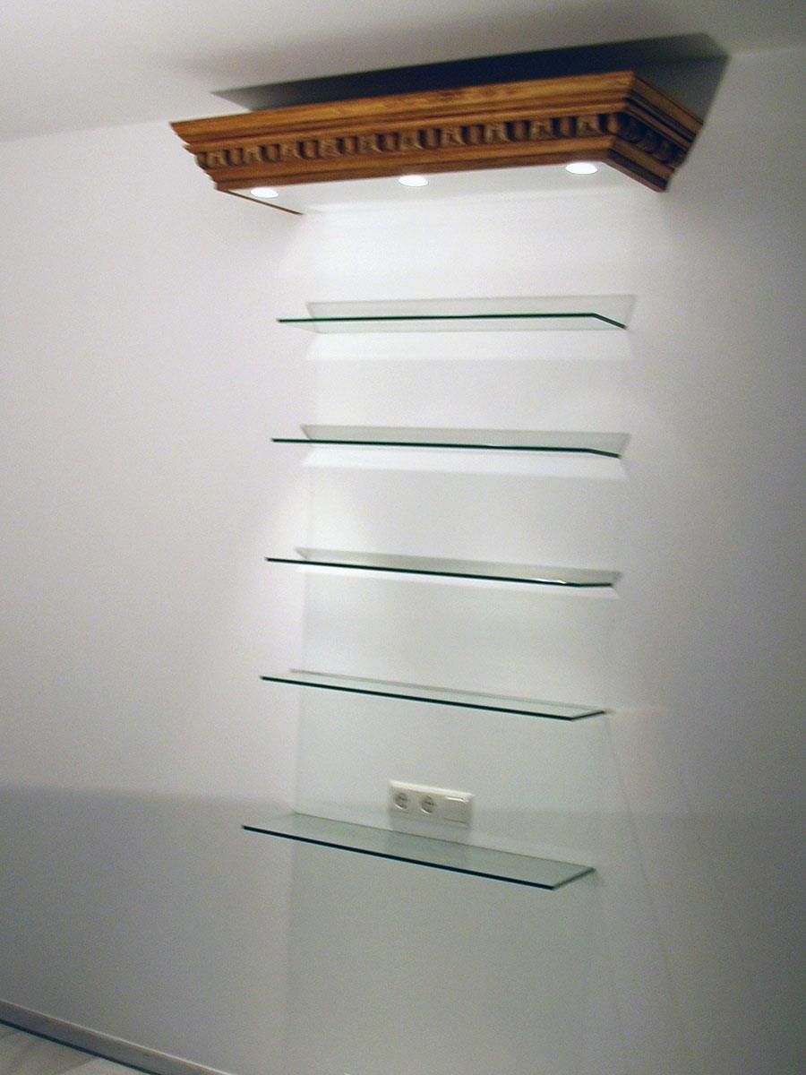 Eine Reihe Glasregale vor einer weißen Wand