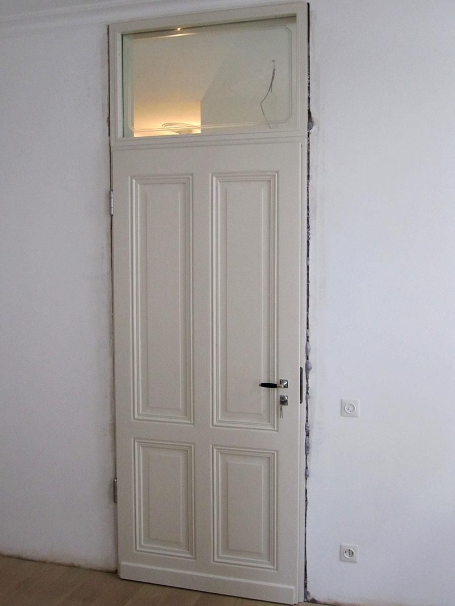 Eine weiße Tür mit einem Fenster darüber