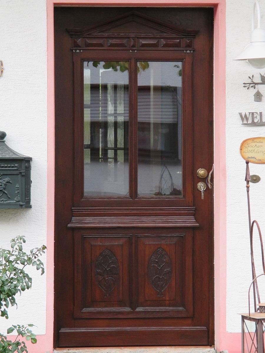 An der Haustür eines Hauses hängt ein Willkommensschild