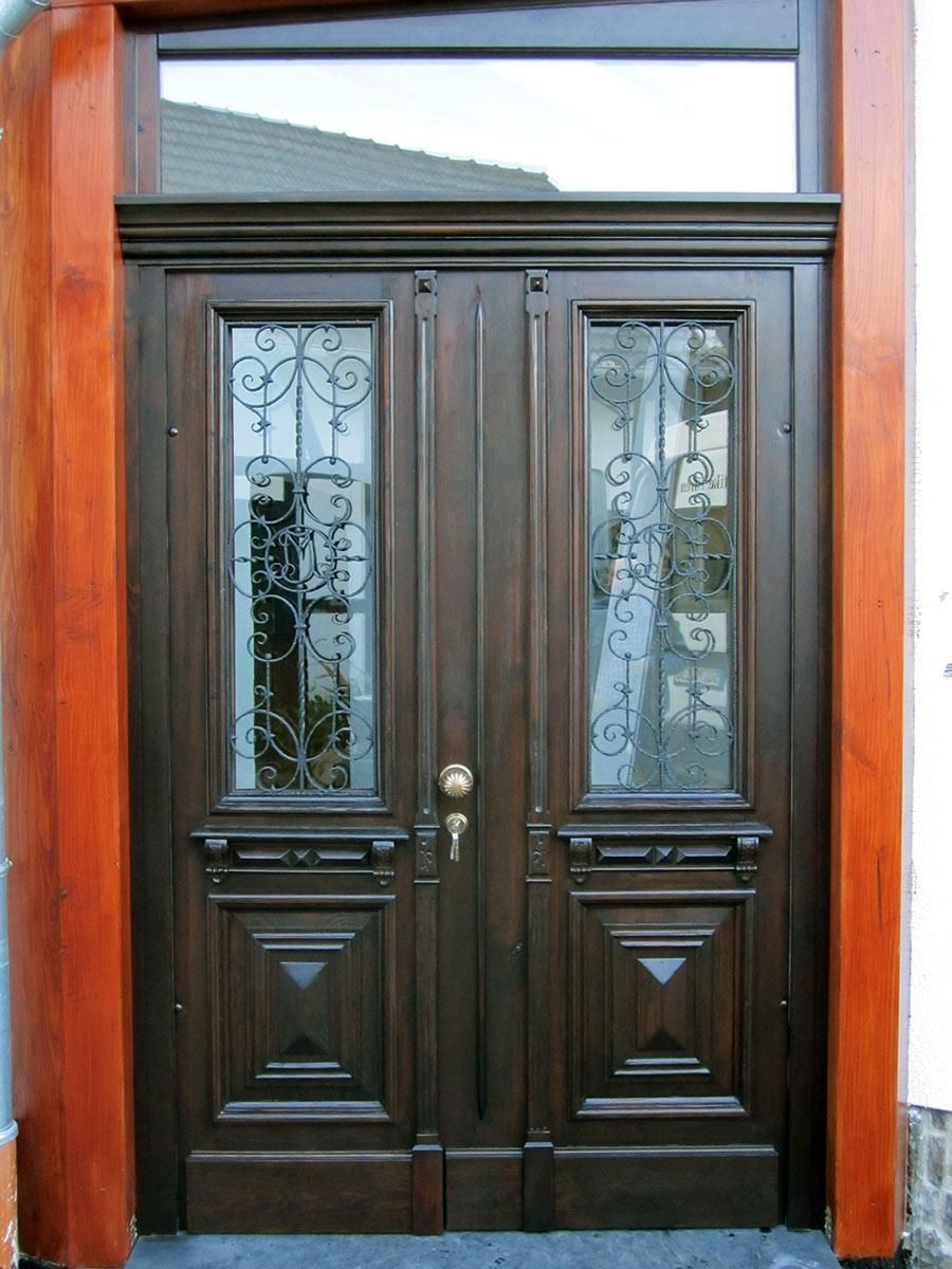 Eine Holztür mit einem schmiedeeisernen Design darauf