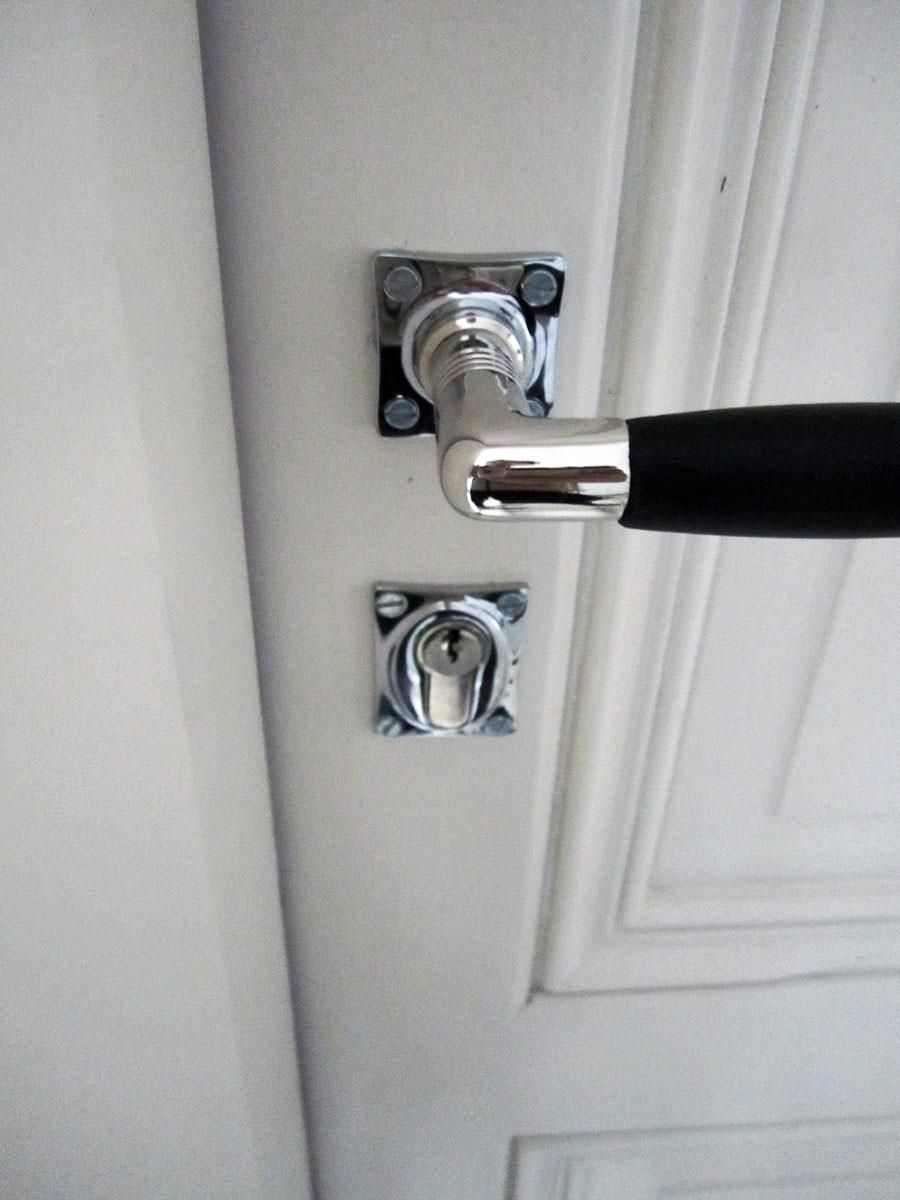 Eine Nahaufnahme einer Türklinke mit einem Schlüssel daran