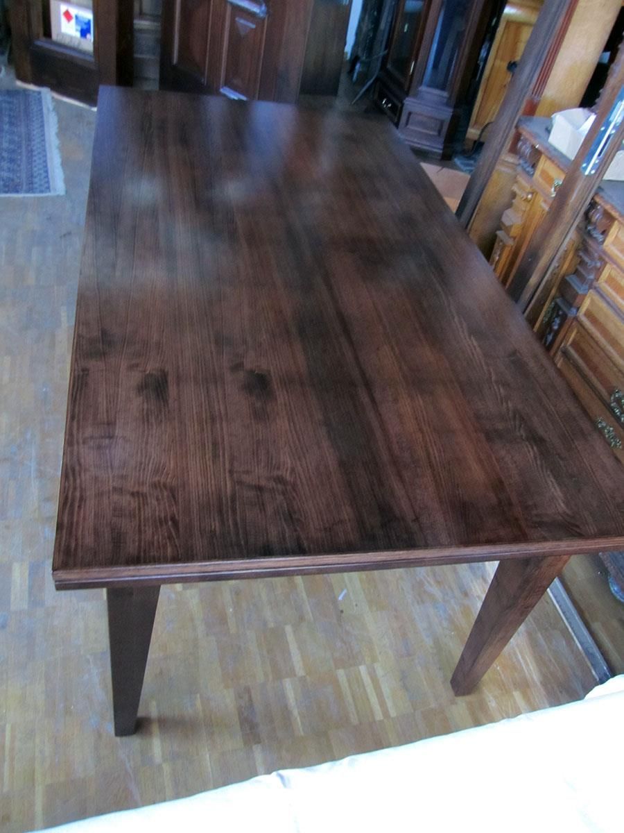 Ein Holztisch steht auf einem Holzboden