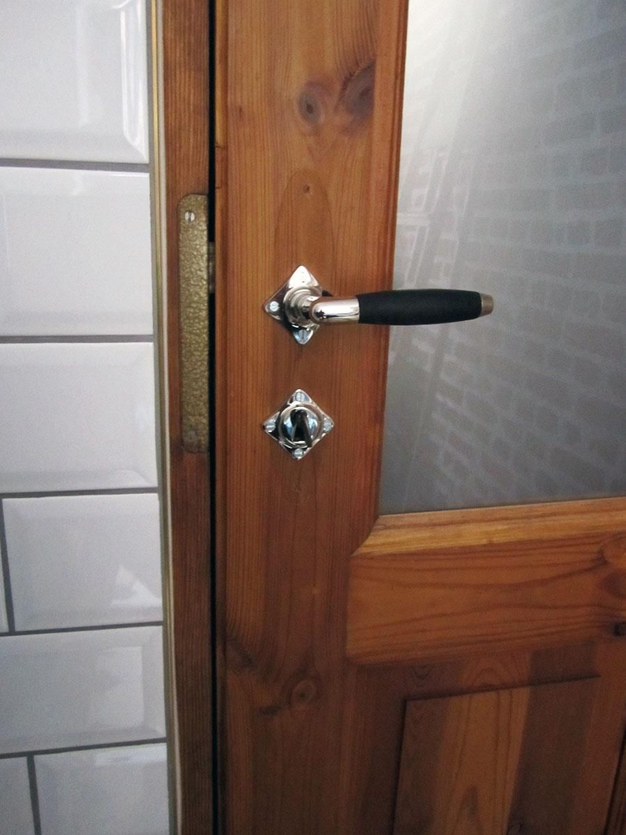 Eine Nahaufnahme einer Tür mit einem Griff