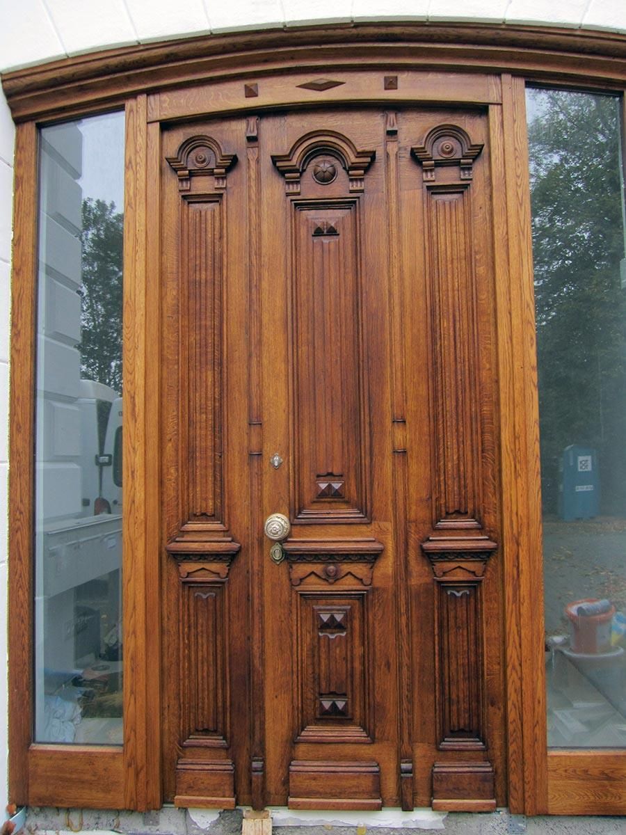 Eine große Holztür mit einem ausgefallenen Muster