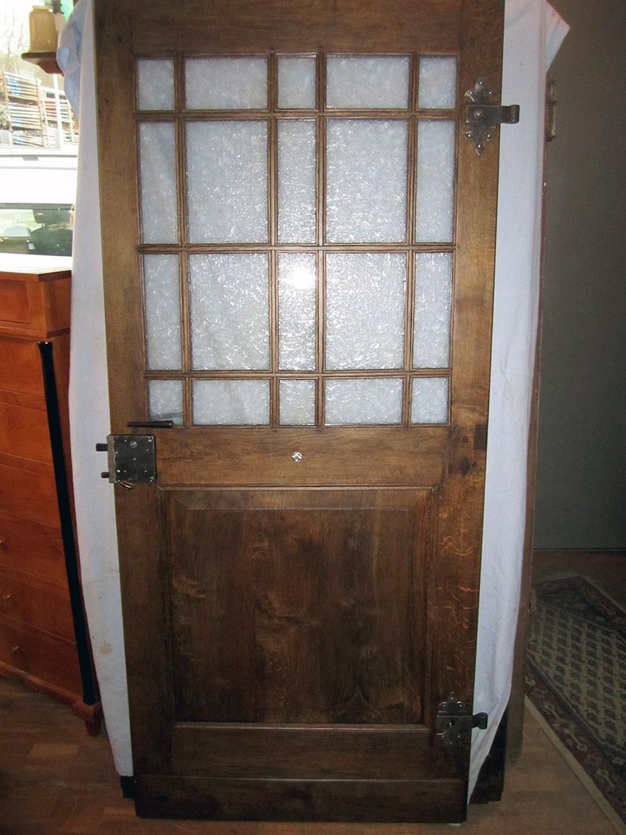 Eine Holztür mit einem weißen Tuch darüber