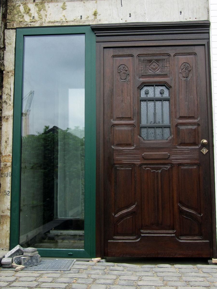 Eine große Holztür mit einem grünen Rahmen