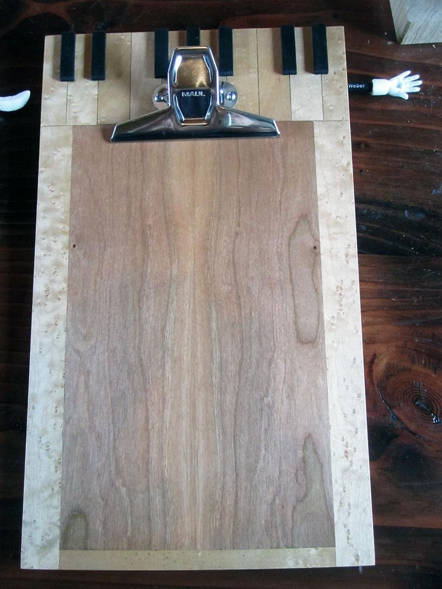 Ein hölzernes Klemmbrett mit Klaviertasten darauf