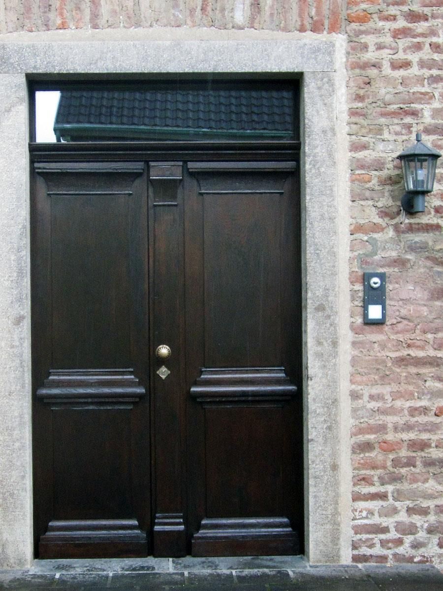 Eine Holztür mit einer Ziegelwand dahinter