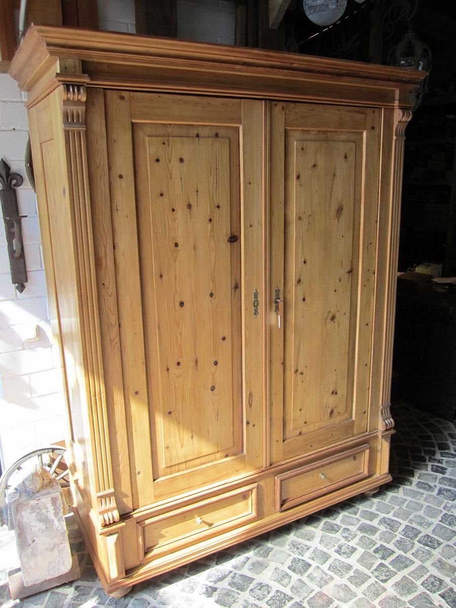 Ein großer Holzschrank mit zwei Türen und zwei Schubladen