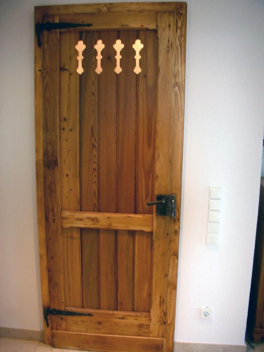 Eine Holztür mit weißen Kreuzen darauf