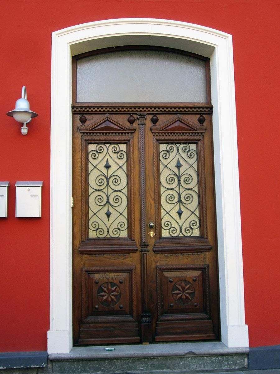 Eine Holztür mit einem schmiedeeisernen Design darauf