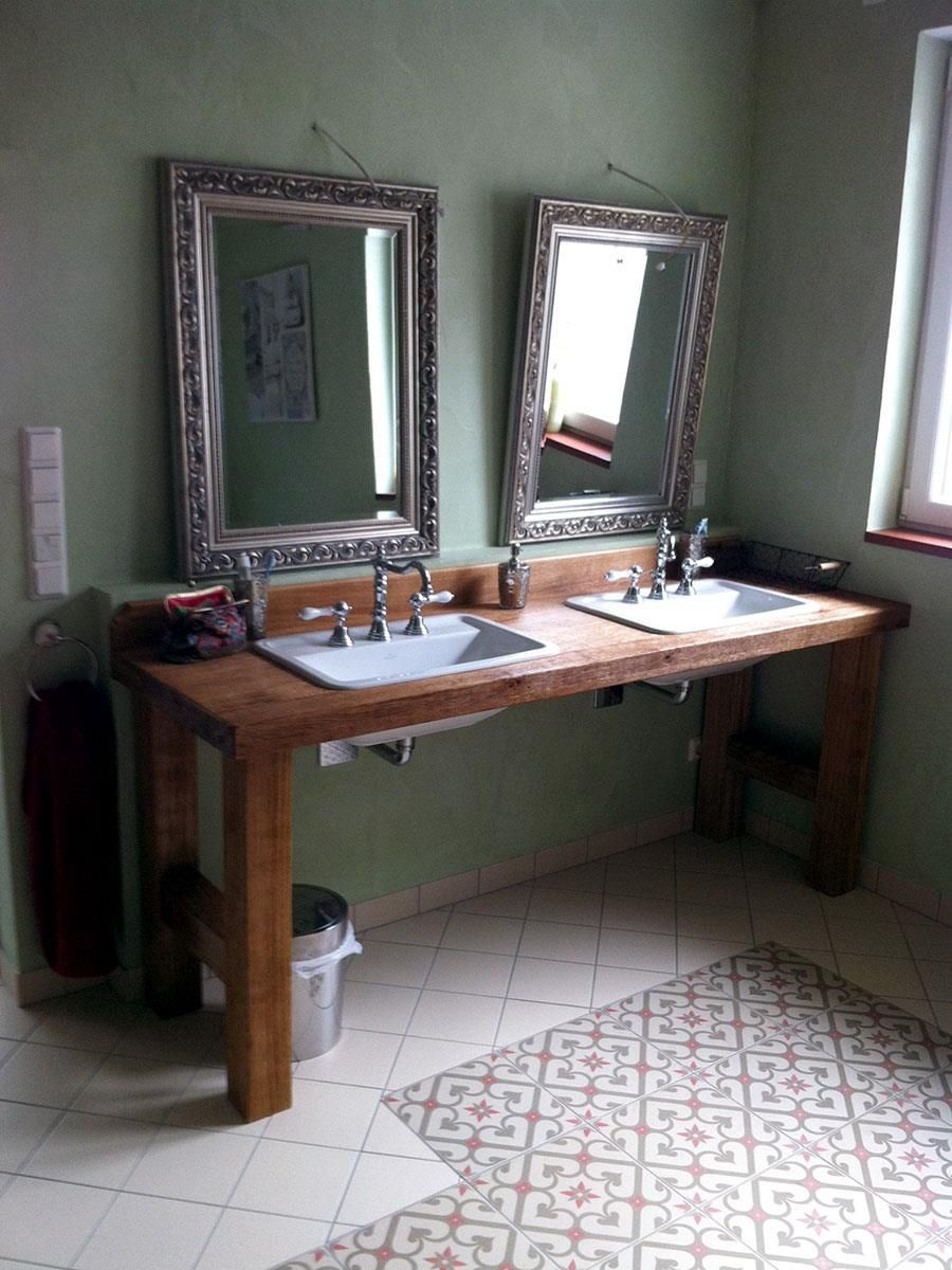 Ein Badezimmer mit zwei Waschbecken und zwei Spiegeln