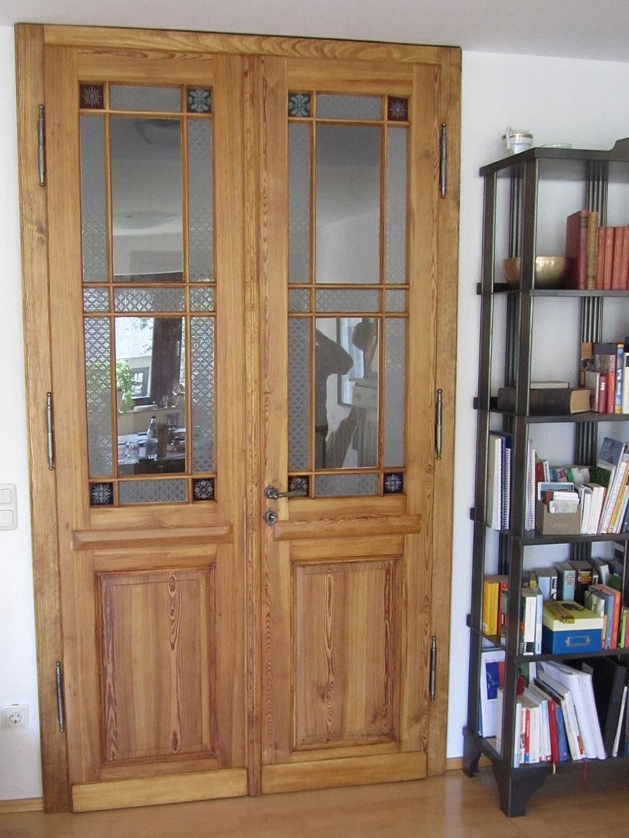 Ein Paar Holztüren mit Buntglas