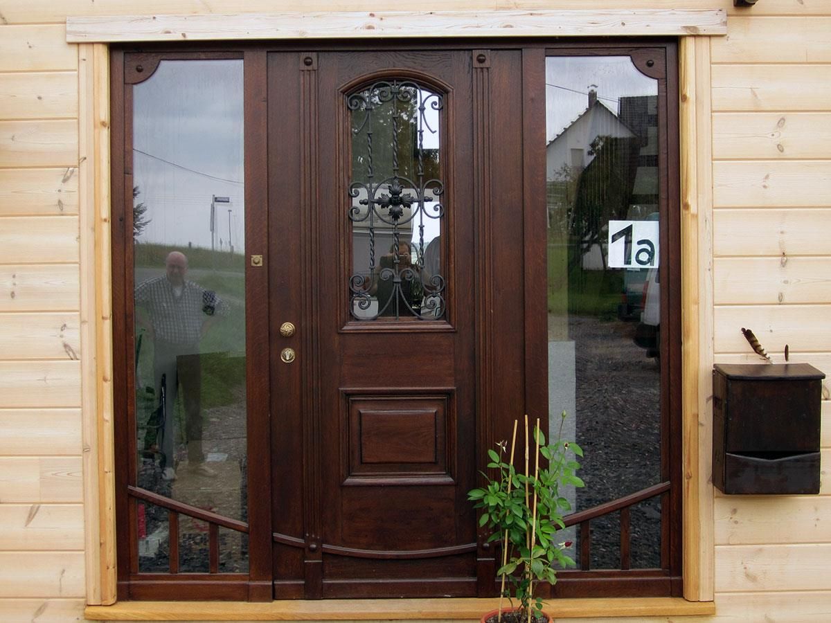 Eine Holztür mit der Nummer 1a darauf