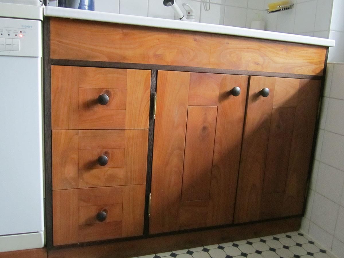 Eine Küche mit Holzschränken und einem weißen Geschirrspüler