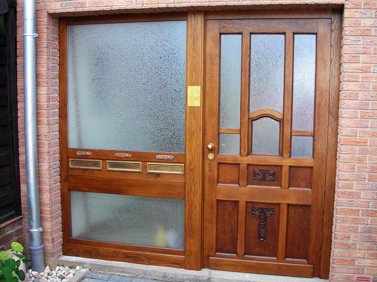 Eine Holztür mit dem Buchstaben T darauf