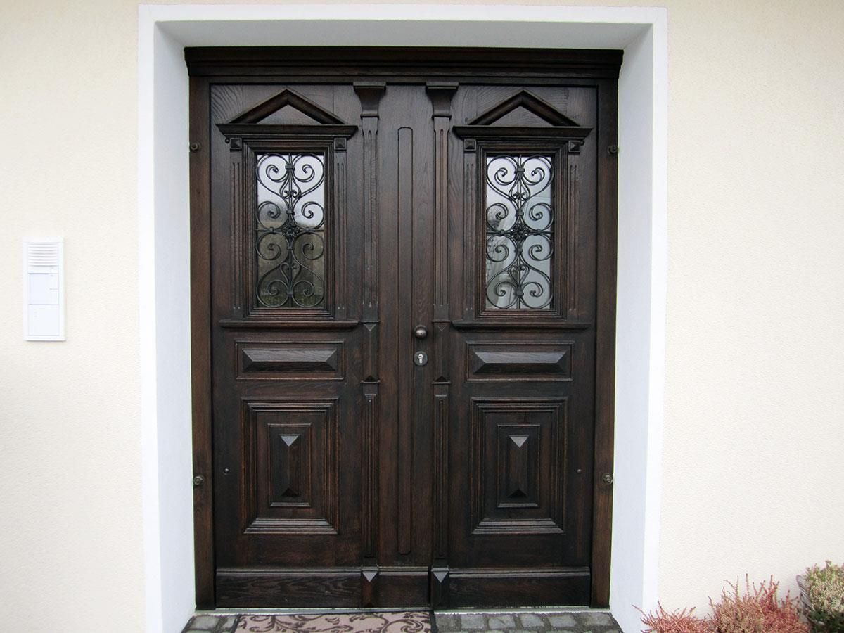 Eine Holztür mit einem ausgefallenen Muster