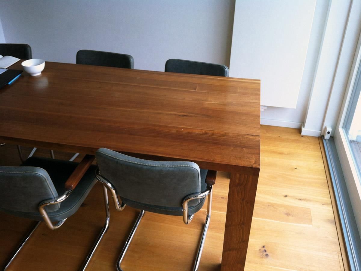 Ein Holztisch mit Stühlen und einer Schüssel darauf