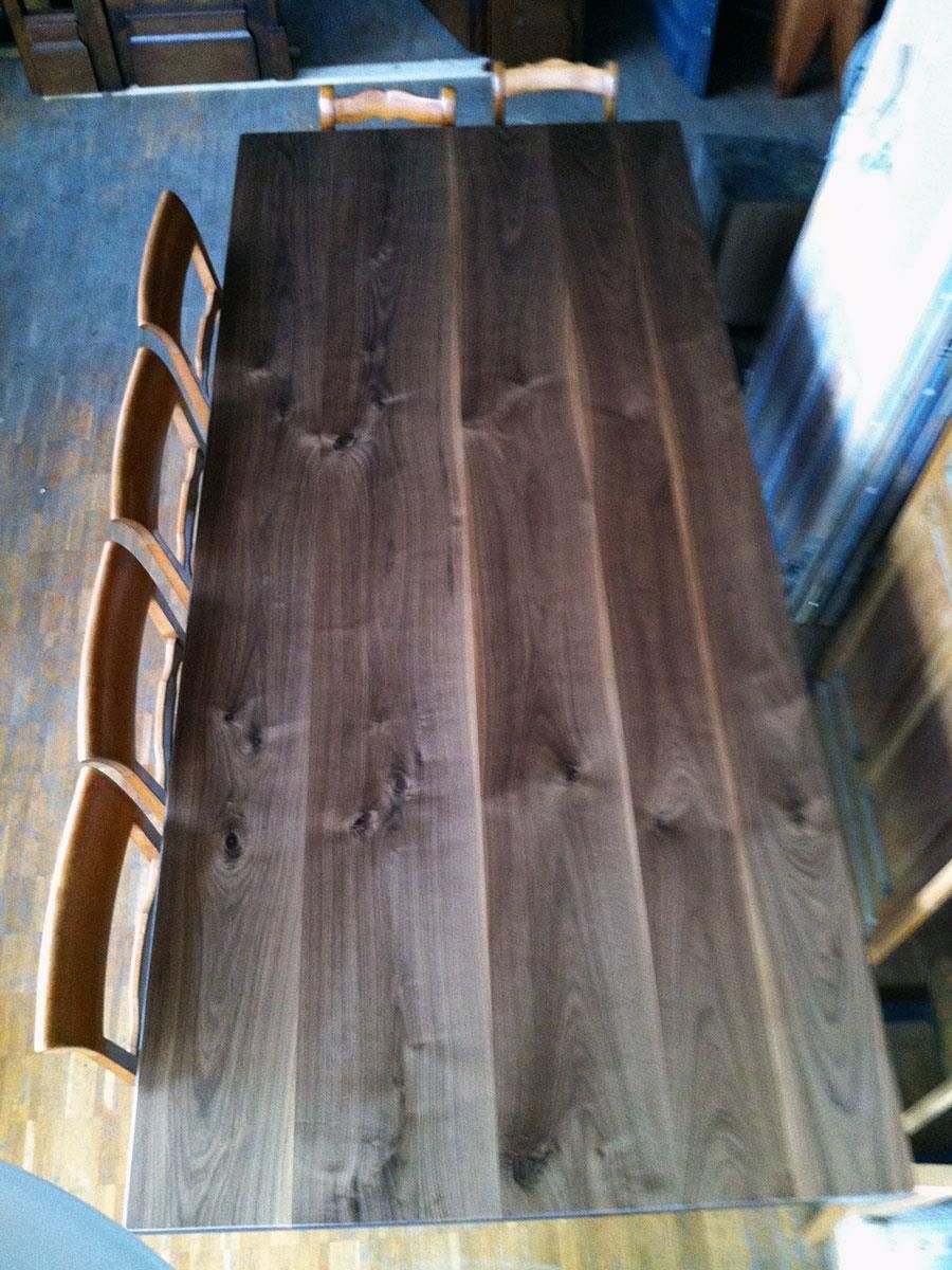 Ein Holztisch mit vier Stühlen darauf