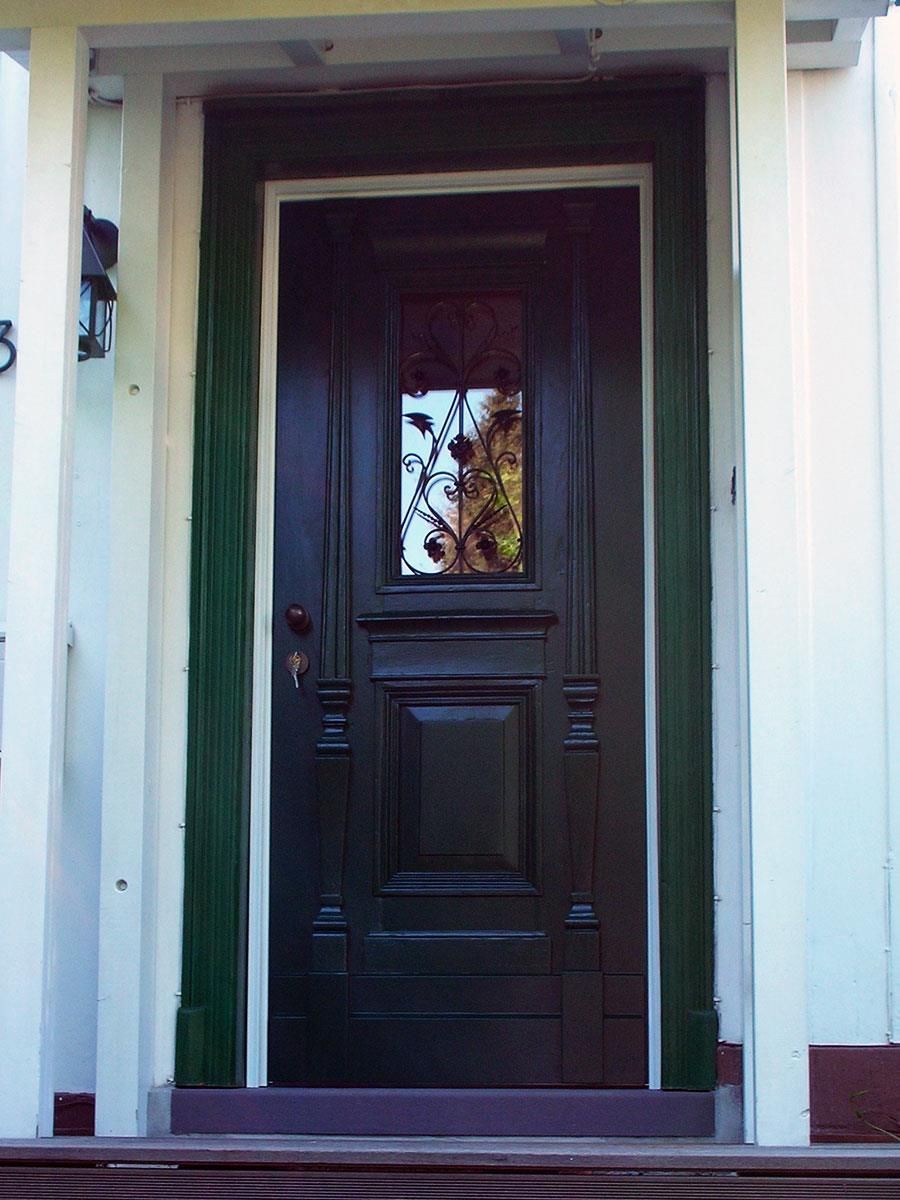 Die Haustür eines Hauses mit der Nummer 3 darauf