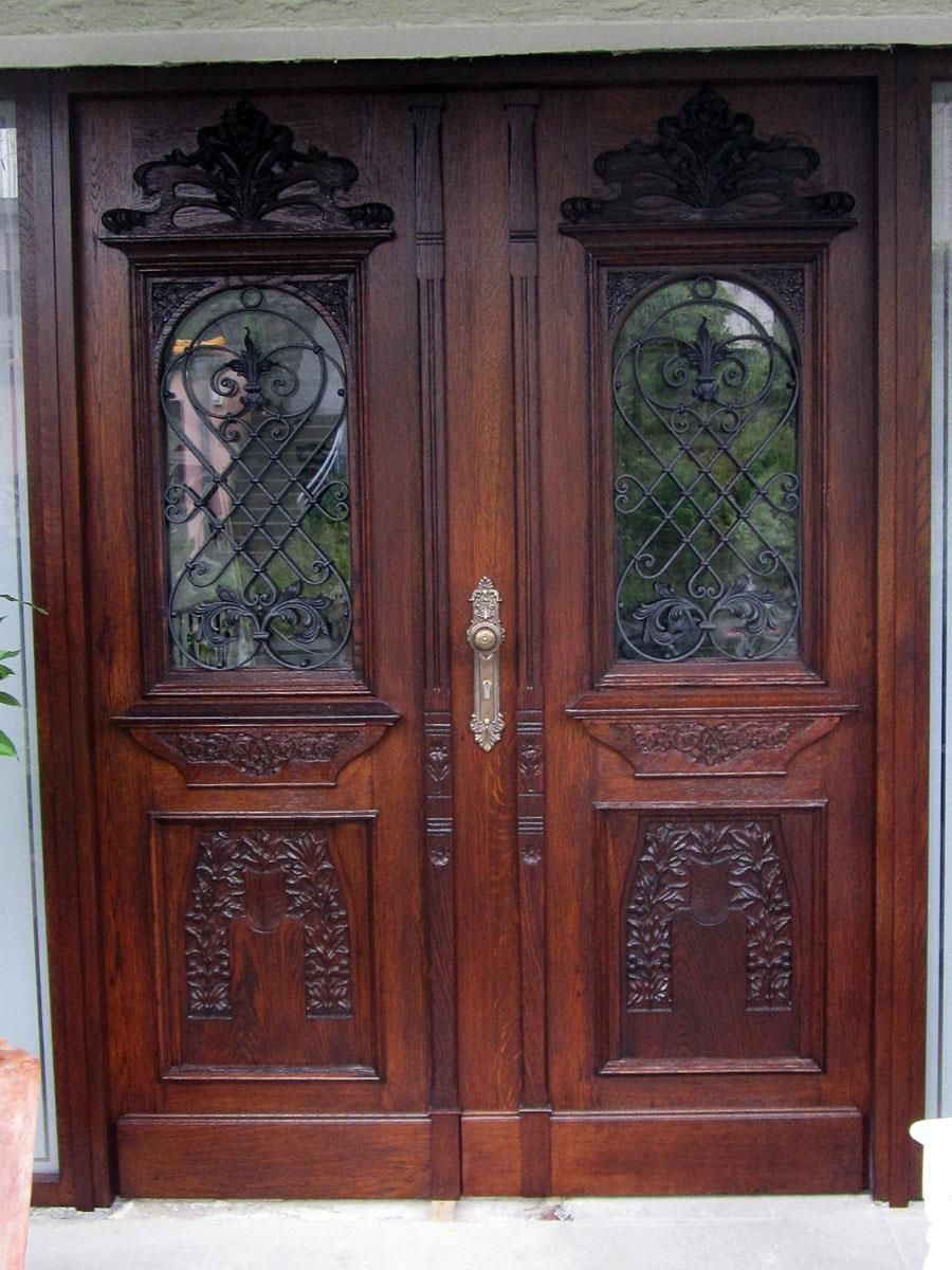 Ein Paar Holztüren mit Buntglasfenstern