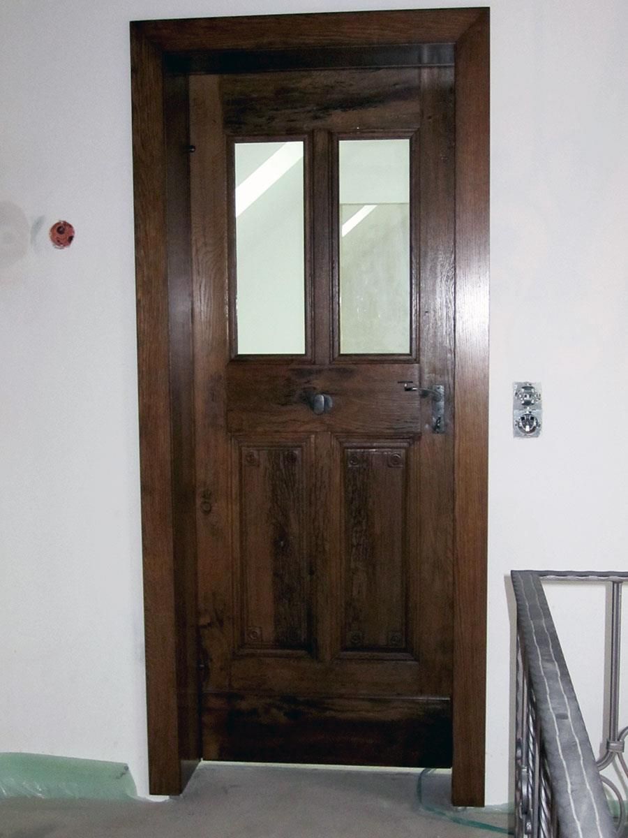 Eine Holztür mit einer weißen Wand dahinter