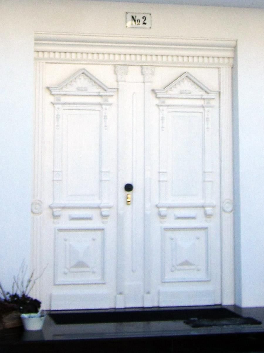 Eine weiße Tür mit der Nummer 2 darauf