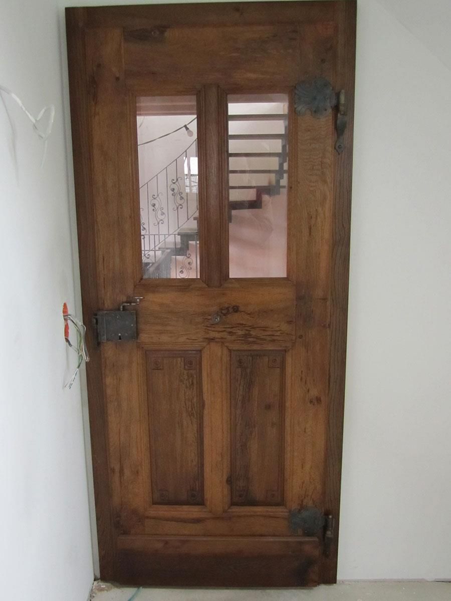 Eine Holztür mit einer Treppe im Hintergrund