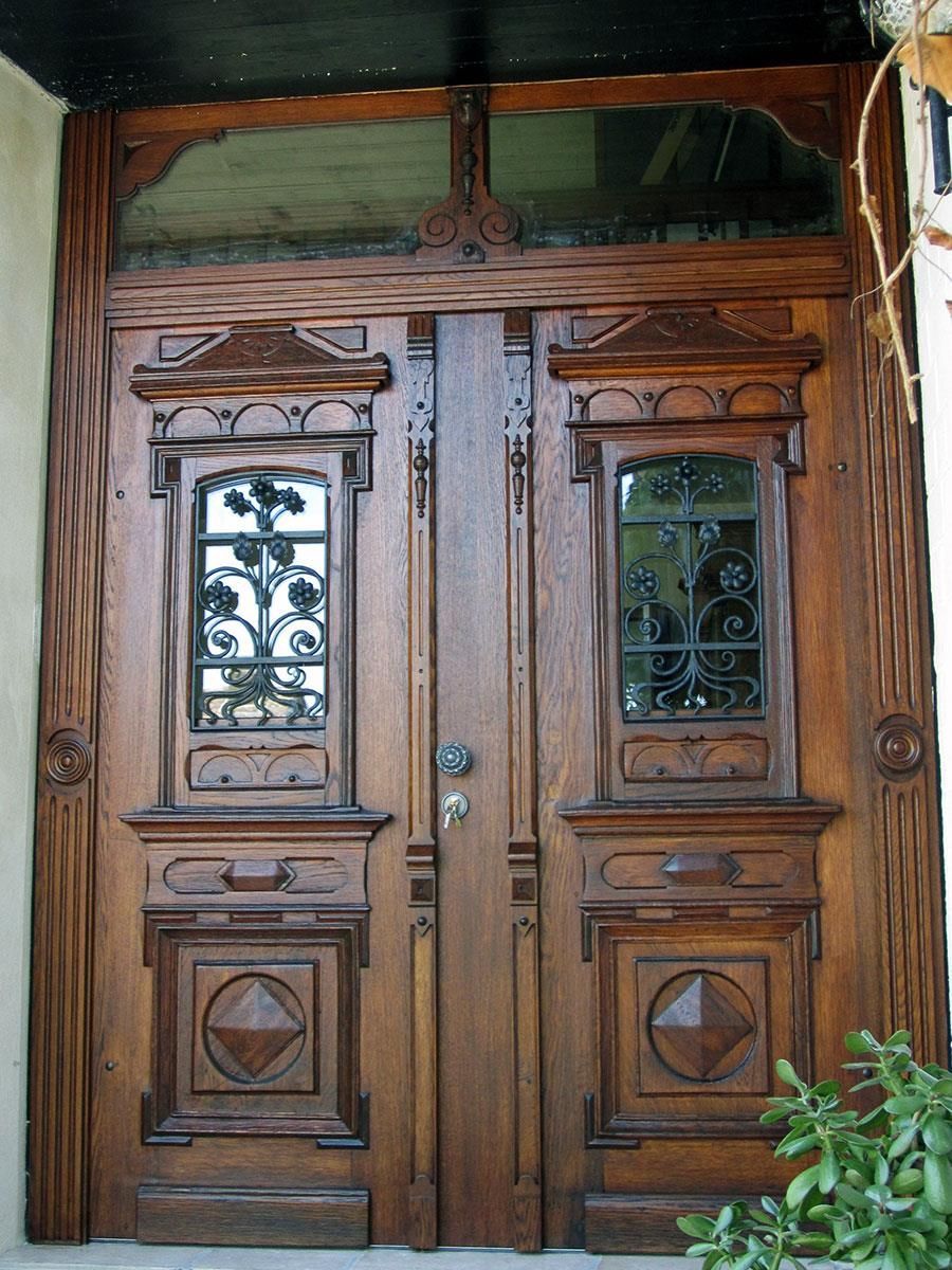 Eine Holztür mit einem schmiedeeisernen Design darauf