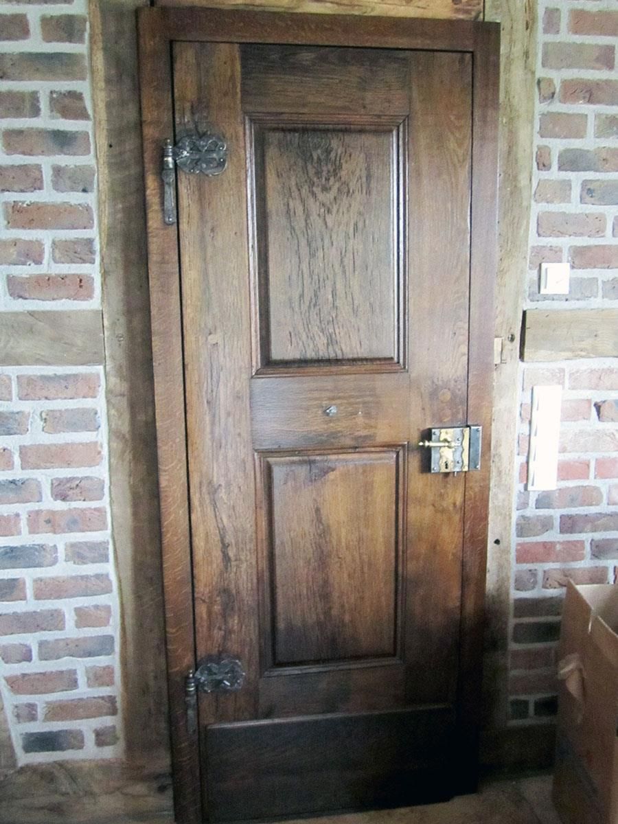 Eine Holztür vor einer Backsteinmauer