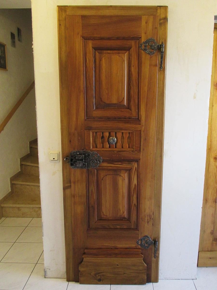 Eine Holztür in einem Raum mit Treppen im Hintergrund