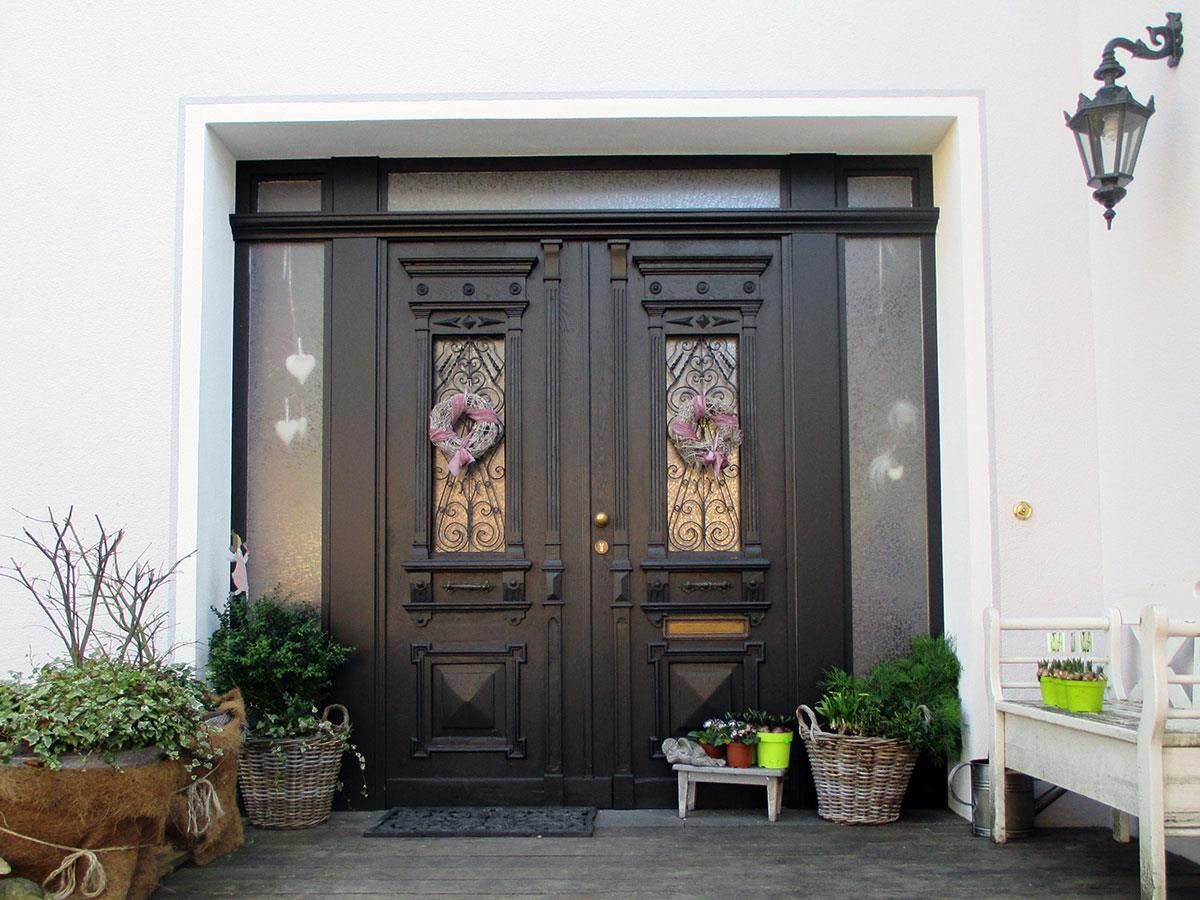 An der Haustür eines Hauses hängt ein Kranz