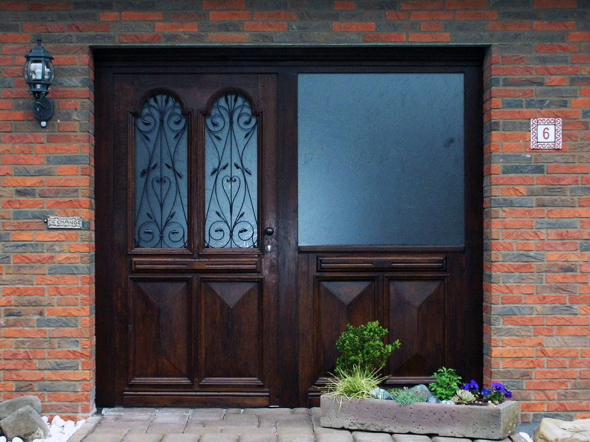 Ein Backsteingebäude mit einer Holztür und einem Schild mit der Aufschrift „Parken verboten“