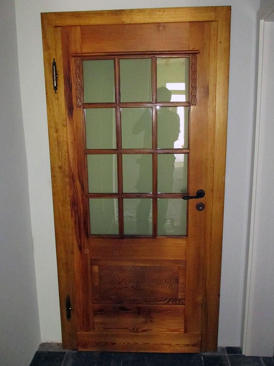 Eine Holztür mit Glasquadraten darauf