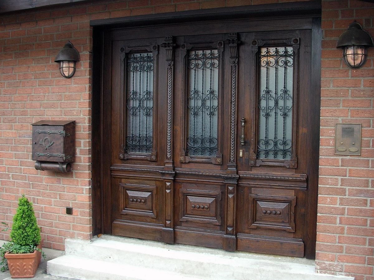 Ein Backsteingebäude mit einer Holztür und einem Briefkasten