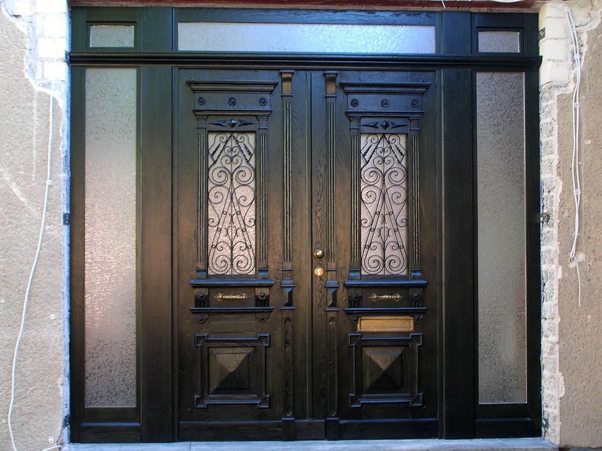 Eine schwarze Tür mit einem schmiedeeisernen Muster darauf