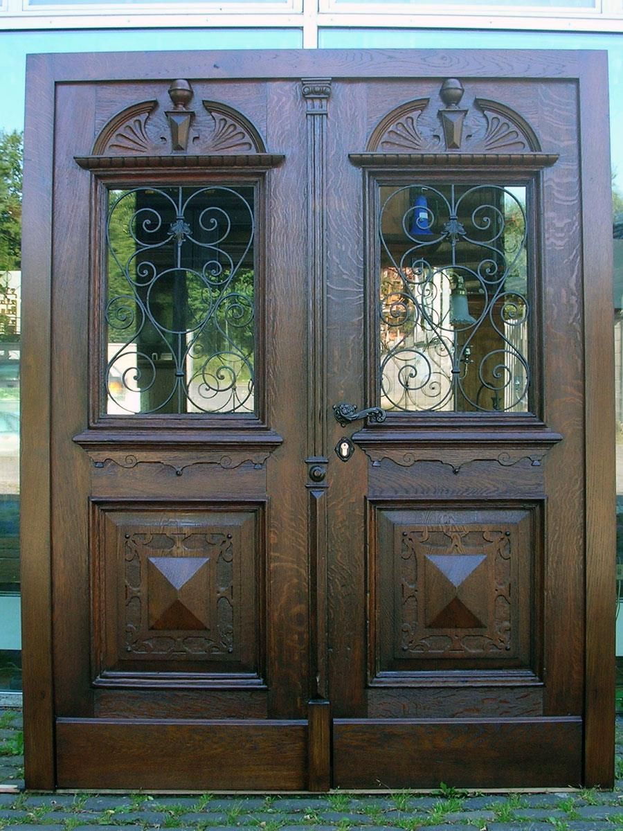 Eine große Holztür mit einem schmiedeeisernen Rahmen