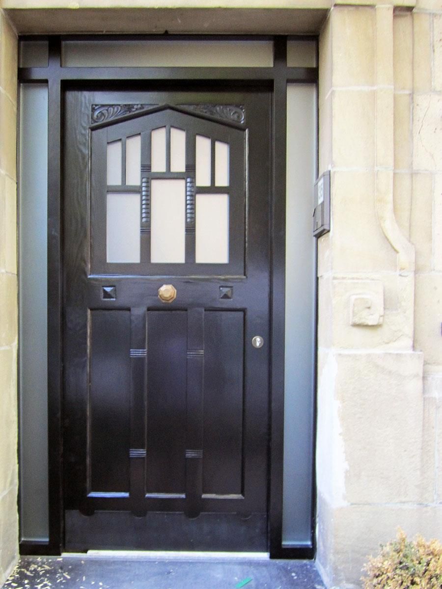 Eine schwarze Tür mit einem goldenen Knauf