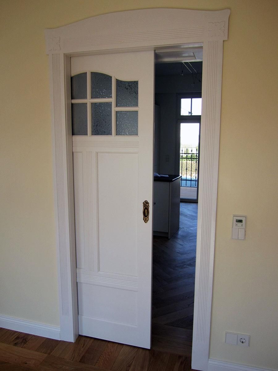 Eine weiße Tür mit einem verdrehten Rahmen öffnet sich zu einem Raum