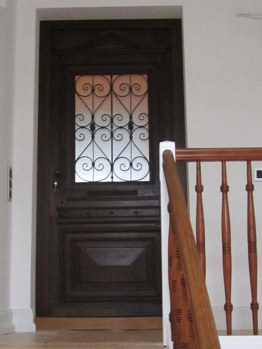 Eine Tür mit einem schmiedeeisernen Muster darauf