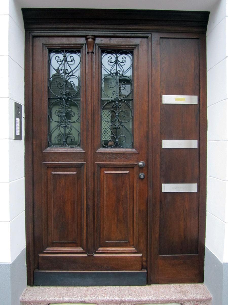 Eine Holztür mit einem Briefkasten an der Seite