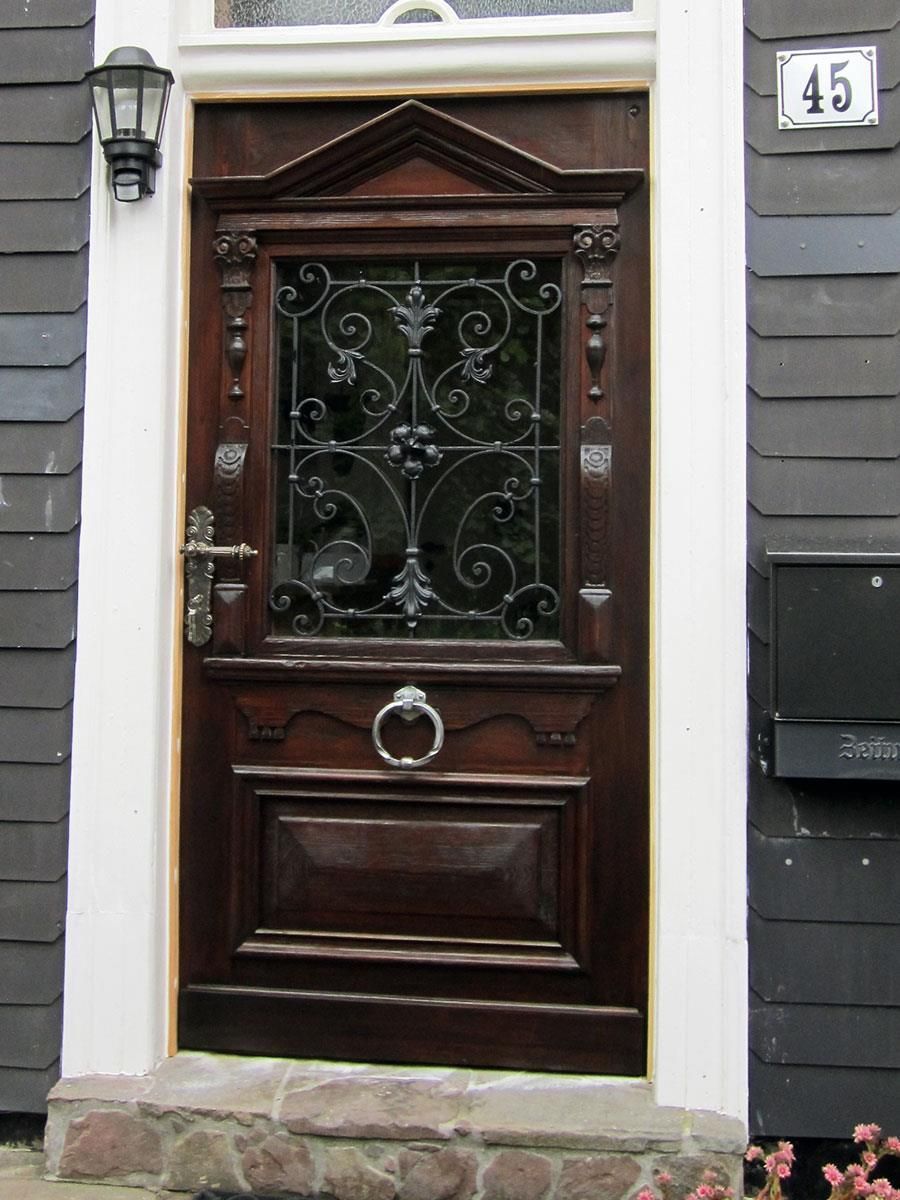 Eine Tür mit der Nummer 45 darauf