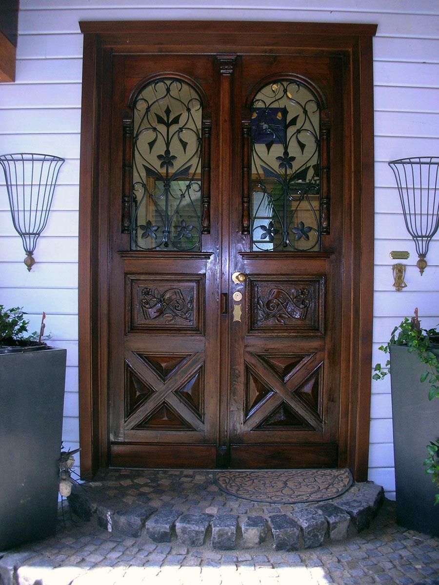 Eine Holztür mit einem Buntglasfenster