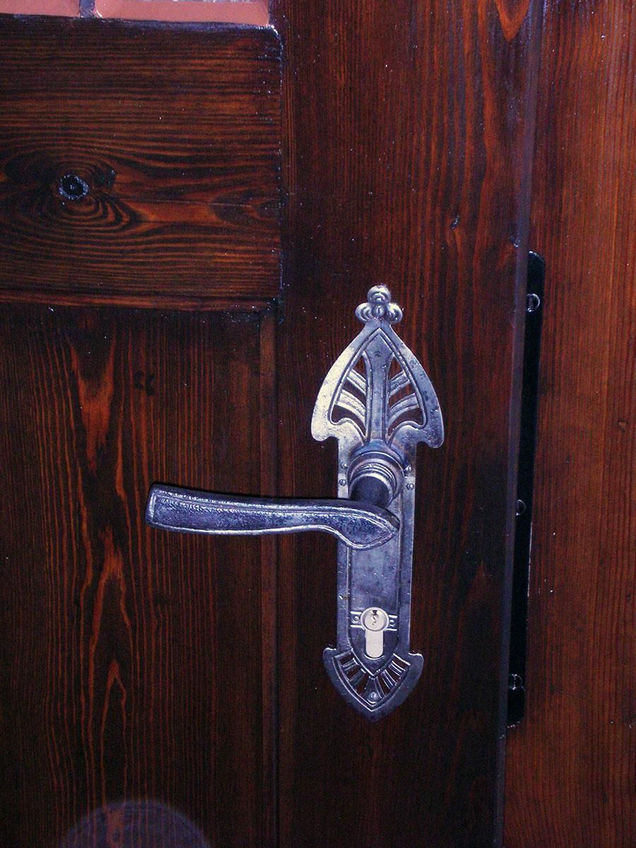 Eine Holztür mit einem Metallgriff